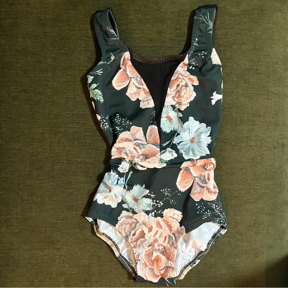 Luckyleo Dart Leo in Noir Antoinette - Picture 2 of 4